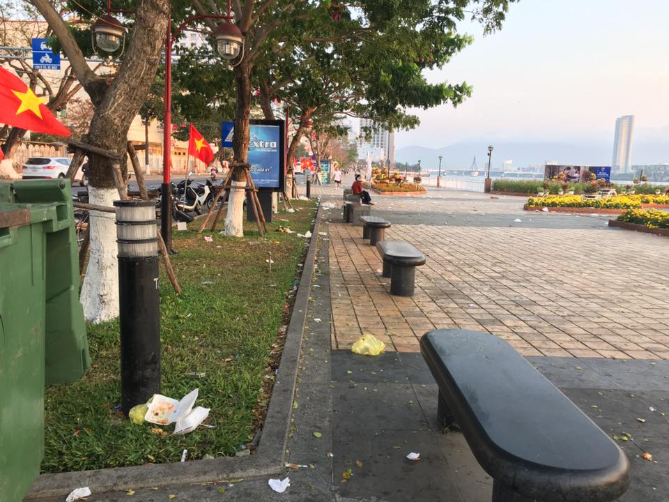 Rác[-]"ngập"[-]Du[-]thuyền[-]Đà[-]Nẵng